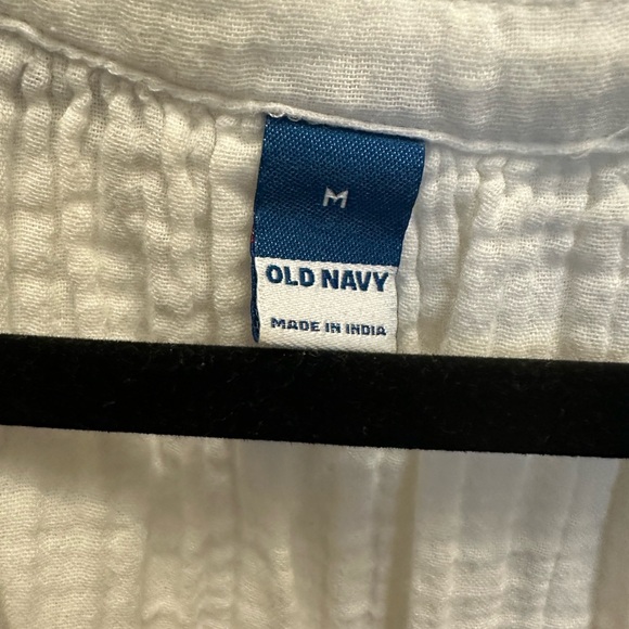 Old Navy women’s white top - Picture 3 of 4